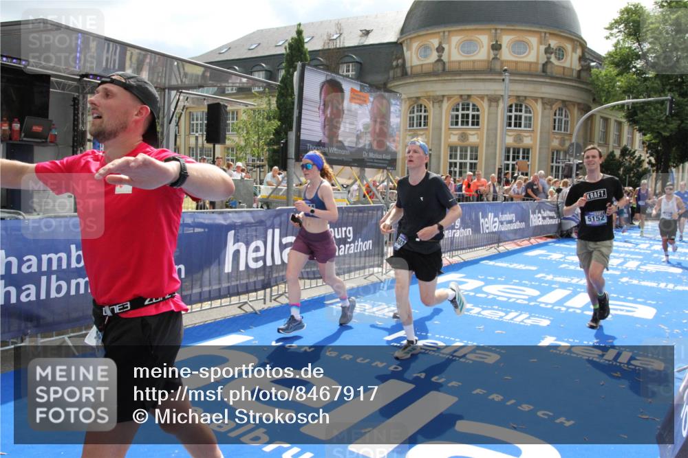 29.06.2025 - hella hamburg halbmarathon Michael Strokosch http://msf.ph/oto/8467917 29.06.2025 10:34:47 Ziel 1217, 1562, 2879, 5048, 5152, 5554, 6169, 6878, 8395, 12369, 14289, 14388, 14549, 14603, 14629, 15991, 17014, 18237 meine-sportfotos.de