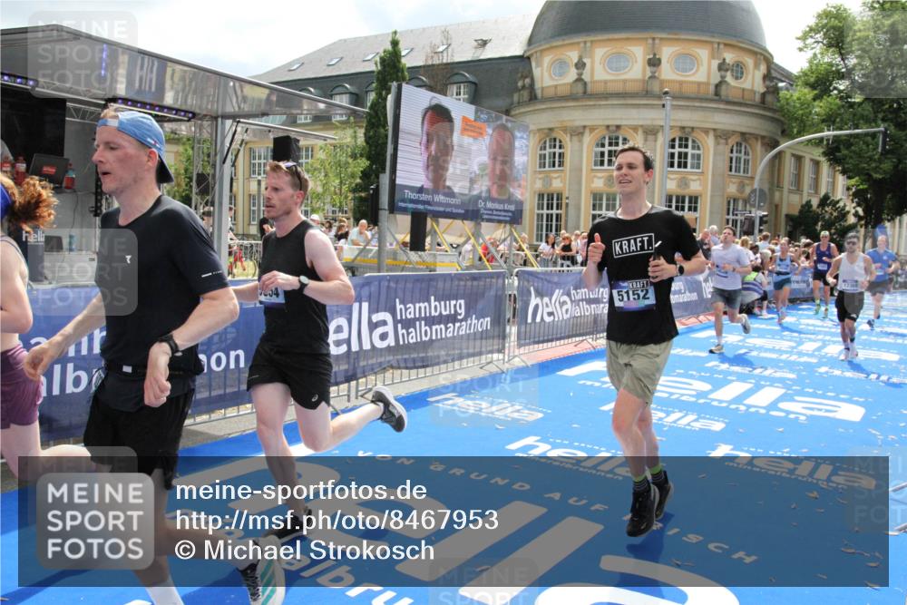 29.06.2025 - hella hamburg halbmarathon Michael Strokosch http://msf.ph/oto/8467953 29.06.2025 10:34:48 Ziel 1217, 1562, 2879, 5048, 5152, 5554, 6878, 8395, 12369, 14289, 14388, 14549, 14603, 14629, 15991, 17014, 18237 meine-sportfotos.de