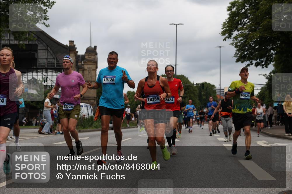 29.06.2025 - hella hamburg halbmarathon Yannick Fuchs http://msf.ph/oto/8468004 29.06.2025 10:57:26 20KM 1184, 1316, 1722, 1724, 1940, 1992, 2424, 3360, 4370, 4665, 5305, 5511, 5734, 6631, 7243, 7333, 8469, 8478, 8822, 9124, 9439, 9681, 9899, 10128, 10766, 10866, 11402, 11527, 11771, 12315, 12316, 12513, 13528, 13551, 14313, 15137, 15516, 15550, 16371, 16426, 16478, 16639, 16872, 17071, 17757, 17890, 17894, 18028, 18122, 18355, 18452 meine-sportfotos.de
