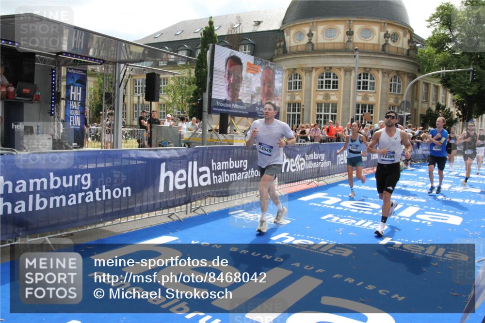 29.06.2025 - hella hamburg halbmarathon Michael Strokosch http://msf.ph/oto/8468042 29.06.2025 10:34:50 Ziel 1217, 1562, 2879, 5048, 5152, 5554, 7466, 12204, 12369, 14388, 14549, 14603, 14629, 14952, 15991, 17014, 18237, 18419 meine-sportfotos.de