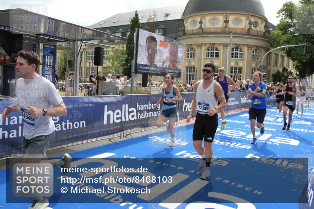 29.06.2025 - hella hamburg halbmarathon Michael Strokosch http://msf.ph/oto/8468103 29.06.2025 10:34:51 Ziel 1217, 1562, 2879, 5048, 7466, 12204, 12369, 14388, 14549, 14629, 14952, 15991, 18237, 18419, 18837 meine-sportfotos.de
