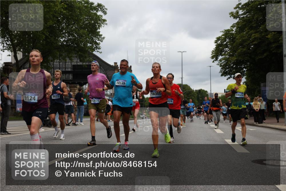 29.06.2025 - hella hamburg halbmarathon Yannick Fuchs http://msf.ph/oto/8468154 29.06.2025 10:57:27 20KM 1184, 1316, 1722, 1724, 1940, 1992, 2424, 3360, 4370, 4665, 5305, 5511, 5734, 6631, 7243, 7333, 8469, 8478, 8822, 9124, 9439, 9681, 9899, 10128, 10705, 10766, 10866, 11402, 11527, 11657, 11771, 12315, 12316, 12513, 13171, 13528, 13551, 14313, 15137, 15516, 15550, 16371, 16426, 16478, 16639, 16872, 17071, 17757, 17890, 17894, 18028, 18122, 18355, 18452 meine-sportfotos.de