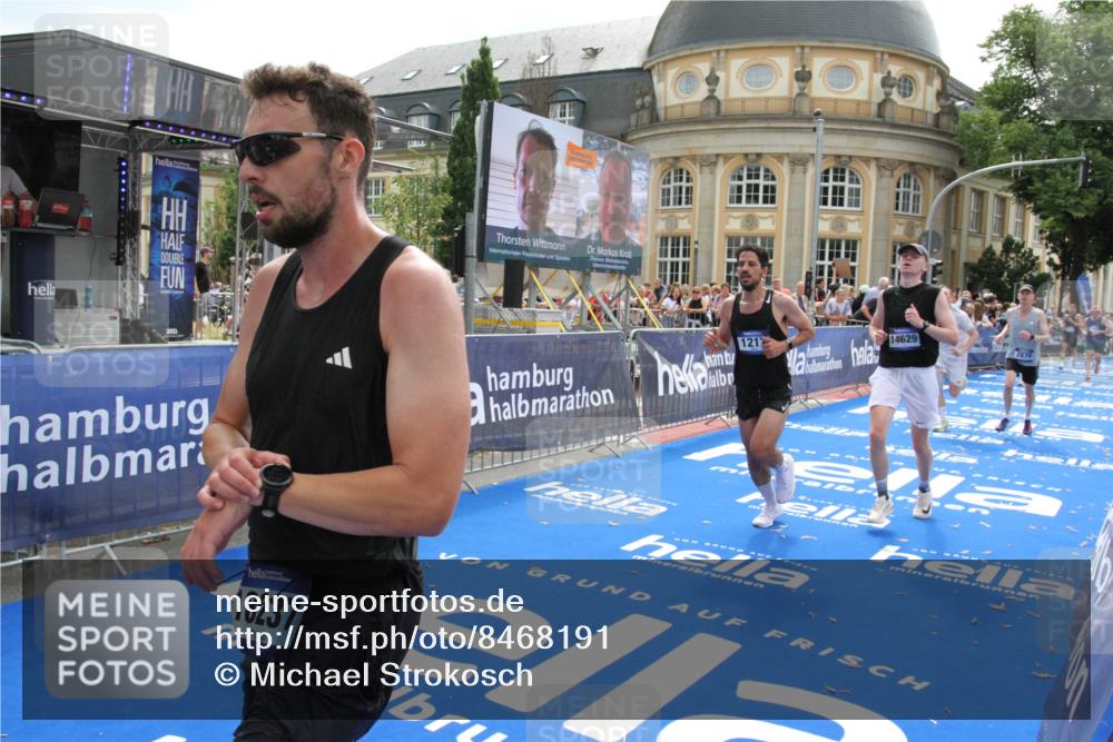 29.06.2025 - hella hamburg halbmarathon Michael Strokosch http://msf.ph/oto/8468191 29.06.2025 10:34:53 Ziel 1217, 1562, 2879, 4477, 5048, 7466, 12204, 14388, 14629, 14952, 15991, 18183, 18237, 18419, 18837 meine-sportfotos.de