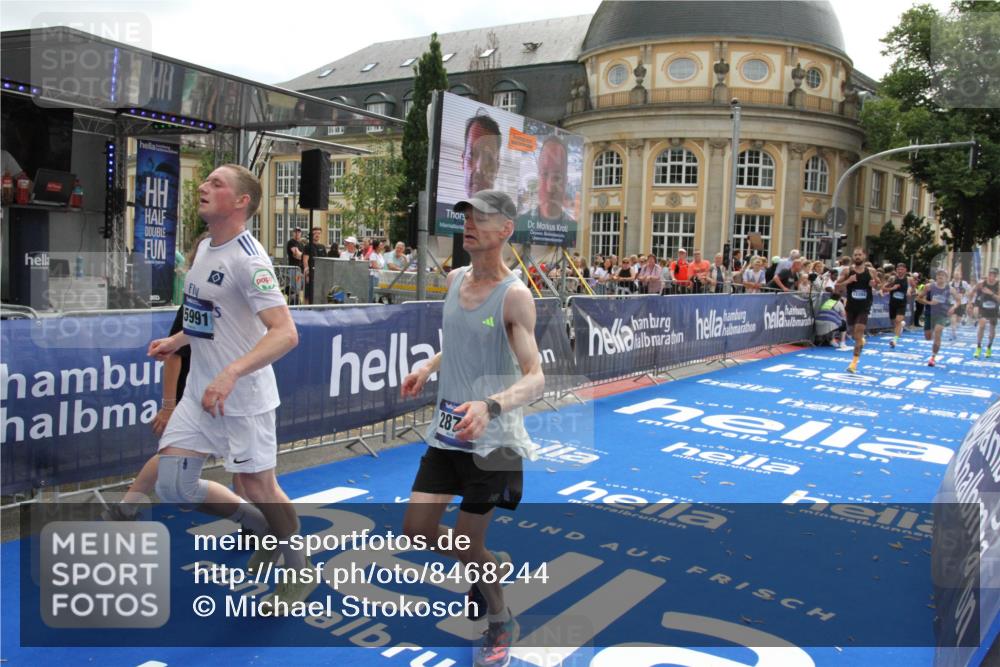 29.06.2025 - hella hamburg halbmarathon Michael Strokosch http://msf.ph/oto/8468244 29.06.2025 10:34:54 Ziel 1217, 1562, 2879, 4477, 6704, 7466, 12204, 12751, 14388, 14629, 14952, 15991, 16712, 18183, 18237, 18419, 18837 meine-sportfotos.de