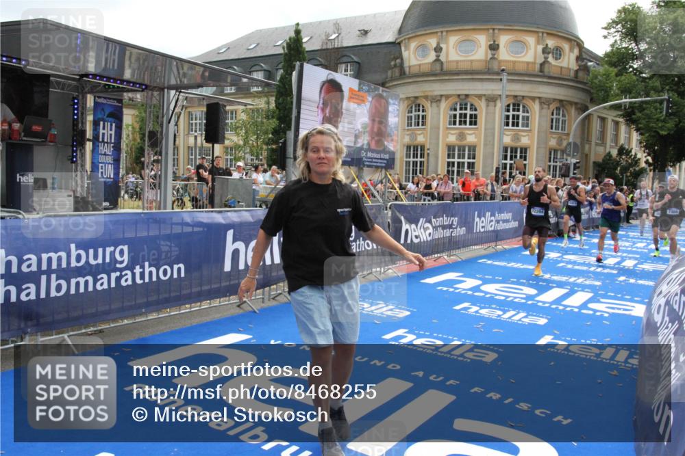 29.06.2025 - hella hamburg halbmarathon Michael Strokosch http://msf.ph/oto/8468255 29.06.2025 10:34:55 Ziel 1217, 2879, 4477, 6704, 7466, 8864, 12204, 12751, 14629, 14952, 15991, 16140, 16712, 17643, 18183, 18220, 18419, 18837 meine-sportfotos.de