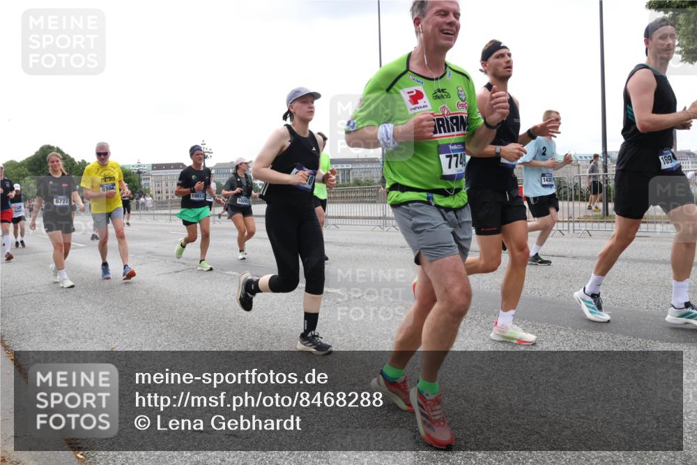 29.06.2025 - hella hamburg halbmarathon Lena Gebhardt http://msf.ph/oto/8468288 29.06.2025 10:32:43 Lombardsbrücke 6727, 9706, 10013, 10203, 7749, 14301, 169, 1078, 1199, 1237, 1640, 1732, 2059, 2276, 3365, 3391, 3422, 3653, 3660, 3670, 3707, 3708, 3753, 3778, 4365, 4446, 4555, 4857, 5110, 5783, 5871, 5941, 6040, 6228, 6312, 6315, 6861, 7308, 7309, 7387, 7468, 7531, 7633, 7702, 7749, 7750, 7982, 8124, 8127, 8170, 8175, 8303, 8625, 8787, 8839, 8840, 8914, 8993, 9010, 9034, 9125, 9143, 9188, 9206, 9471, 9542, 9768, 10002, 10013, 10048, 10277, 11756, 12423, 12424 meine-sportfotos.de