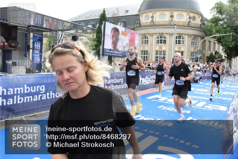 29.06.2025 - hella hamburg halbmarathon Michael Strokosch http://msf.ph/oto/8468297 29.06.2025 10:34:56 Ziel 2879, 4477, 6704, 7466, 8864, 12204, 12751, 14629, 14952, 15991, 16140, 16712, 17643, 18183, 18220, 18419, 18837 meine-sportfotos.de