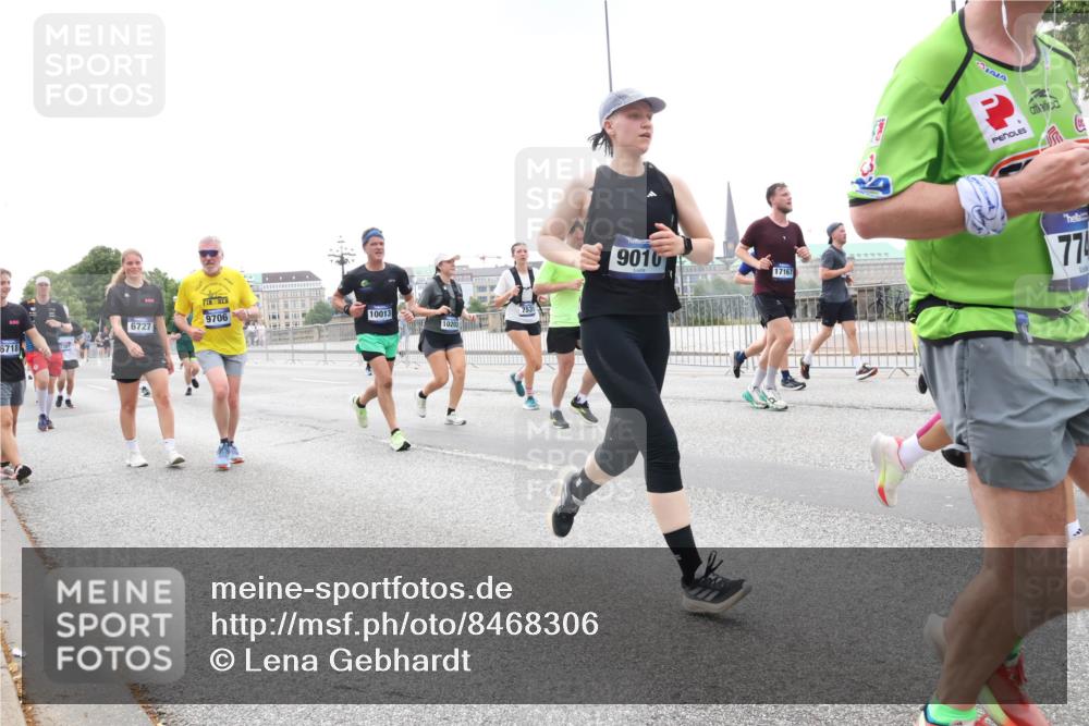 29.06.2025 - hella hamburg halbmarathon Lena Gebhardt http://msf.ph/oto/8468306 29.06.2025 10:32:44 Lombardsbrücke 9706, 10013, 6727, 10203, 6718, 9010, 17167, 774, 1078, 1199, 1237, 1640, 1732, 2059, 2276, 2959, 3365, 3391, 3422, 3653, 3660, 3670, 3707, 3708, 3753, 3778, 4096, 4365, 4446, 4555, 4857, 5110, 5783, 5871, 5941, 6040, 6228, 6312, 6315, 6861, 7308, 7309, 7387, 7468, 7531, 7633, 7702, 7749, 7750, 7982, 8124, 8127, 8170, 8303, 8625, 8787, 8839, 8840, 8914, 8993, 9010, 9034, 9125, 9143, 9188, 9206, 9471, 9542, 9768, 10002, 10013, 10048, 10277, 11260, 11756, 12423, 12424 meine-sportfotos.de