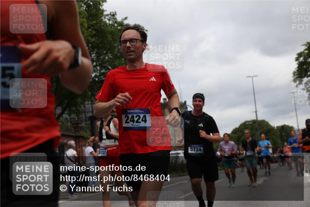 29.06.2025 - hella hamburg halbmarathon Yannick Fuchs http://msf.ph/oto/8468404 29.06.2025 10:57:28 20KM 1184, 1316, 1722, 1724, 1940, 1992, 2424, 3360, 4370, 4665, 5305, 5511, 5734, 6631, 7243, 7333, 8469, 8822, 9124, 9439, 9681, 9899, 10128, 10705, 10766, 10866, 11527, 11657, 11771, 12315, 12316, 12513, 13171, 13528, 13551, 14135, 14313, 14493, 15137, 15516, 15550, 16426, 16478, 16639, 16872, 17071, 17437, 17757, 17890, 17894, 18028, 18122, 18355, 18452 meine-sportfotos.de
