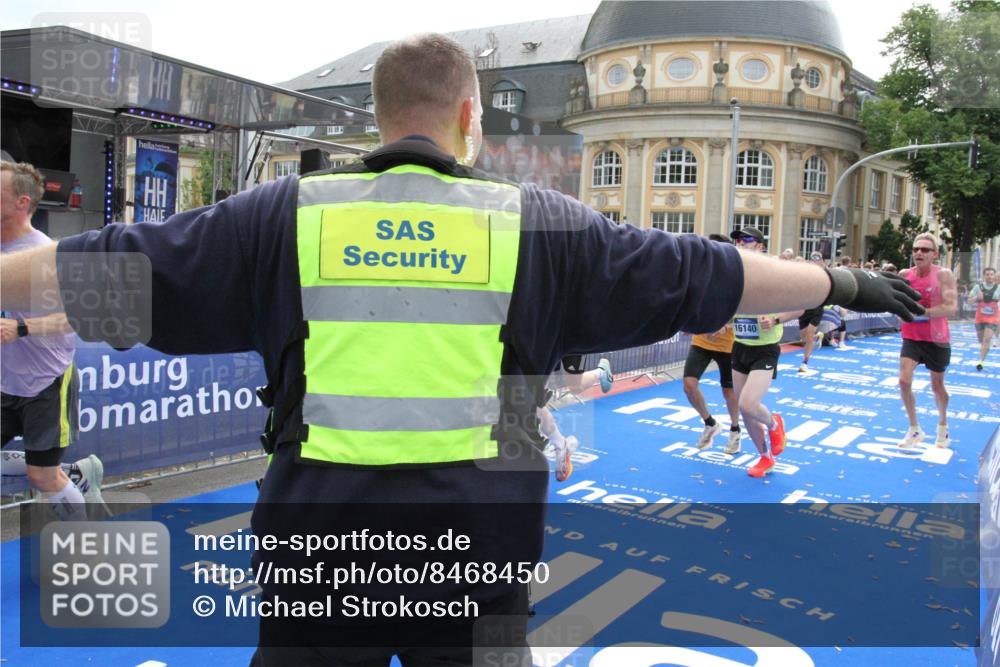 29.06.2025 - hella hamburg halbmarathon Michael Strokosch http://msf.ph/oto/8468450 29.06.2025 10:35:01 Ziel 4477, 6704, 8864, 12044, 12751, 15391, 15902, 16140, 16177, 16712, 17643, 18183, 18220 meine-sportfotos.de