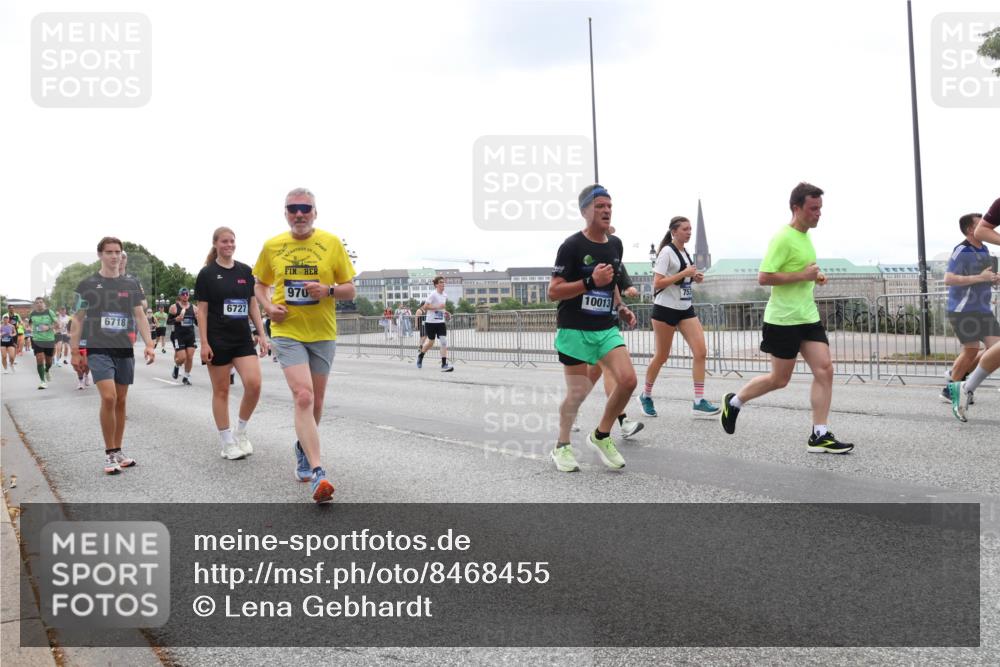 29.06.2025 - hella hamburg halbmarathon Lena Gebhardt http://msf.ph/oto/8468455 29.06.2025 10:32:45 Lombardsbrücke 6727, 970, 6718, 10013, 1078, 1199, 1237, 1640, 1732, 2059, 2276, 2959, 3365, 3391, 3422, 3653, 3660, 3670, 3708, 3753, 4096, 4365, 4446, 4555, 4857, 5110, 5783, 5871, 5941, 6040, 6228, 6312, 6315, 6861, 7308, 7309, 7387, 7468, 7531, 7633, 7702, 7749, 7750, 7982, 8124, 8127, 8170, 8303, 8625, 8787, 8839, 8840, 8914, 8993, 9010, 9034, 9125, 9143, 9188, 9471, 9542, 9768, 10002, 10013, 10048, 10277, 11260, 11756, 12423, 12424, 14305 meine-sportfotos.de
