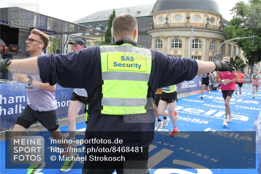 29.06.2025 - hella hamburg halbmarathon Michael Strokosch http://msf.ph/oto/8468481 29.06.2025 10:35:01 Ziel 4477, 6704, 8864, 12044, 12751, 15391, 15902, 16140, 16177, 16712, 17643, 18183, 18220 meine-sportfotos.de