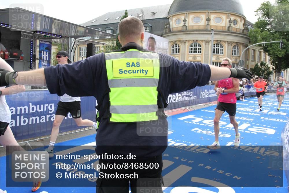 29.06.2025 - hella hamburg halbmarathon Michael Strokosch http://msf.ph/oto/8468500 29.06.2025 10:35:02 Ziel 4477, 6704, 7972, 8864, 12044, 12751, 15391, 15902, 16140, 16177, 16712, 17643, 18183, 18220 meine-sportfotos.de
