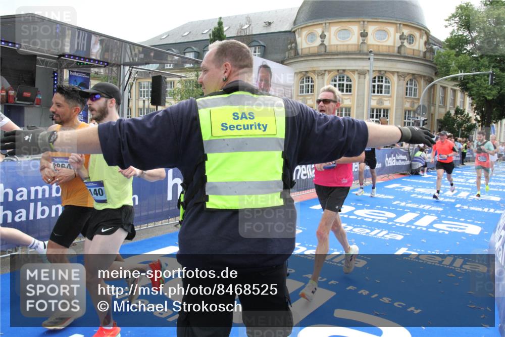 29.06.2025 - hella hamburg halbmarathon Michael Strokosch http://msf.ph/oto/8468525 29.06.2025 10:35:02 Ziel 4477, 6704, 7972, 8864, 12044, 12751, 15391, 15902, 16140, 16177, 16712, 17643, 18183, 18220 meine-sportfotos.de