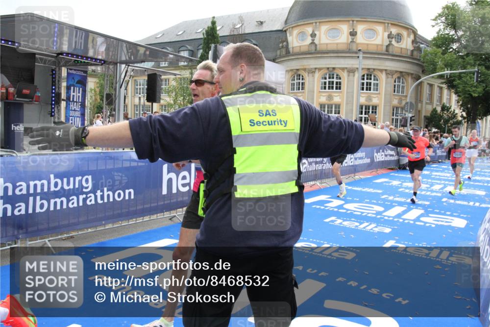 29.06.2025 - hella hamburg halbmarathon Michael Strokosch http://msf.ph/oto/8468532 29.06.2025 10:35:02 Ziel 4477, 6704, 7972, 8864, 12044, 12751, 15391, 15902, 16140, 16177, 16712, 17643, 18183, 18220 meine-sportfotos.de