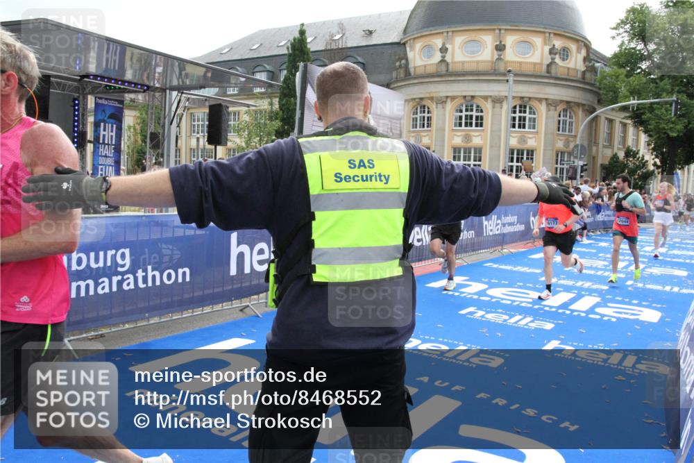 29.06.2025 - hella hamburg halbmarathon Michael Strokosch http://msf.ph/oto/8468552 29.06.2025 10:35:03 Ziel 6704, 7972, 8864, 8901, 12044, 12751, 15391, 15902, 16140, 16177, 16712, 17643, 18220 meine-sportfotos.de