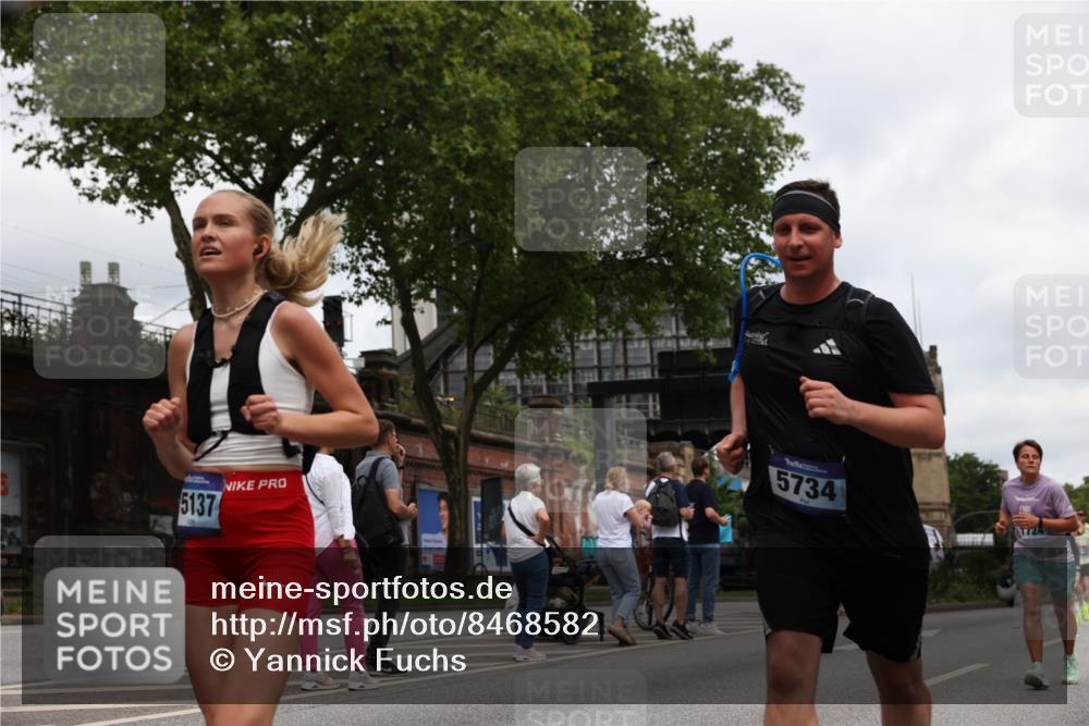 29.06.2025 - hella hamburg halbmarathon Yannick Fuchs http://msf.ph/oto/8468582 29.06.2025 10:57:29 20KM 1184, 1316, 1722, 1724, 1940, 1992, 2424, 3360, 4370, 5305, 5734, 6631, 7243, 7333, 8469, 8822, 9124, 9439, 9681, 9899, 10128, 10705, 10766, 10866, 11527, 11657, 11771, 12315, 12316, 12513, 13171, 13528, 13551, 14135, 14313, 14493, 15137, 15516, 15550, 16426, 16478, 16639, 16872, 17071, 17437, 17757, 17890, 17894, 18028, 18122, 18355, 18452 meine-sportfotos.de