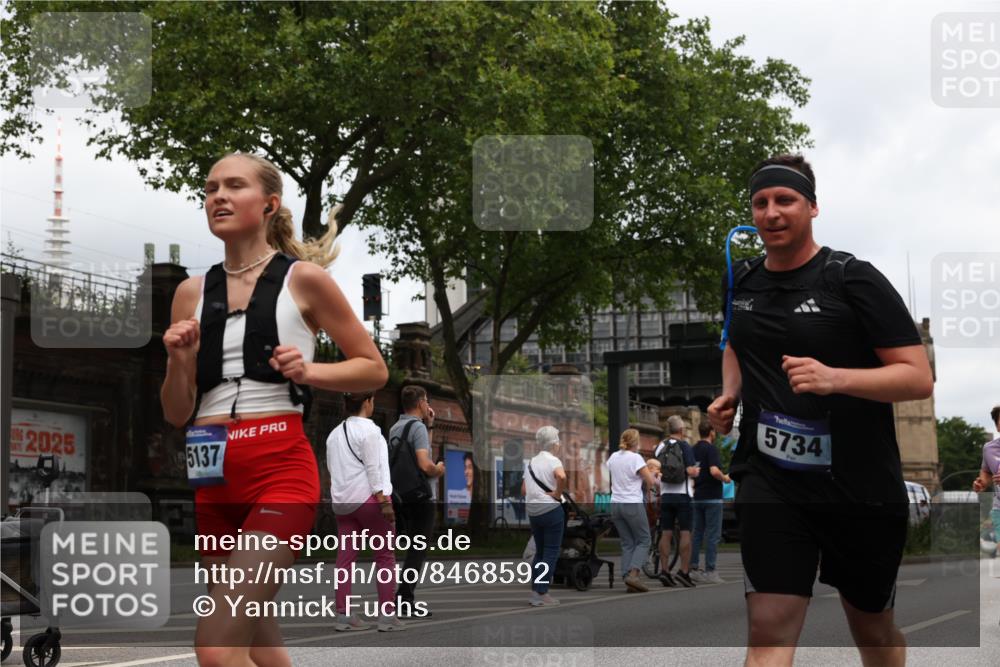29.06.2025 - hella hamburg halbmarathon Yannick Fuchs http://msf.ph/oto/8468592 29.06.2025 10:57:29 20KM 1184, 1316, 1722, 1724, 1940, 1992, 2424, 3360, 4370, 5305, 5734, 6631, 7243, 7333, 8469, 8822, 9124, 9439, 9681, 9899, 10128, 10705, 10766, 10866, 11527, 11657, 11771, 12315, 12316, 12513, 13171, 13528, 13551, 14135, 14313, 14493, 15137, 15516, 15550, 16426, 16478, 16639, 16872, 17071, 17437, 17757, 17890, 17894, 18028, 18122, 18355, 18452 meine-sportfotos.de