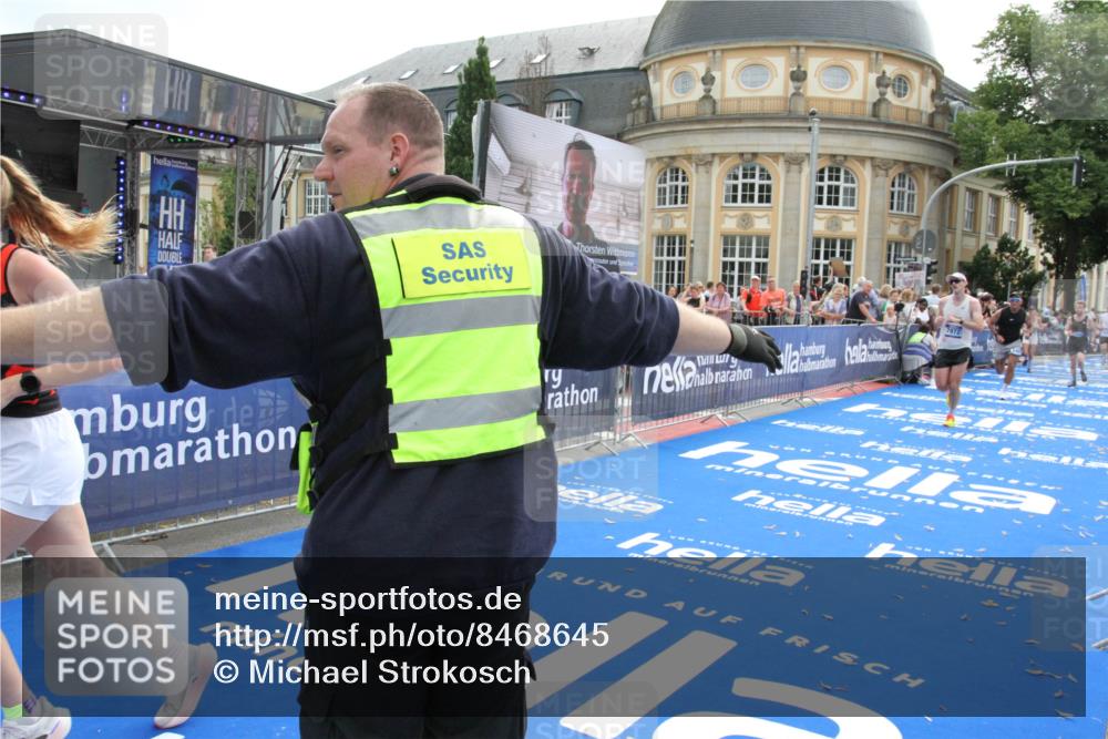 29.06.2025 - hella hamburg halbmarathon Michael Strokosch http://msf.ph/oto/8468645 29.06.2025 10:35:06 Ziel 7972, 8901, 11559, 12044, 14069, 15391, 15902, 16177, 16963, 16964 meine-sportfotos.de