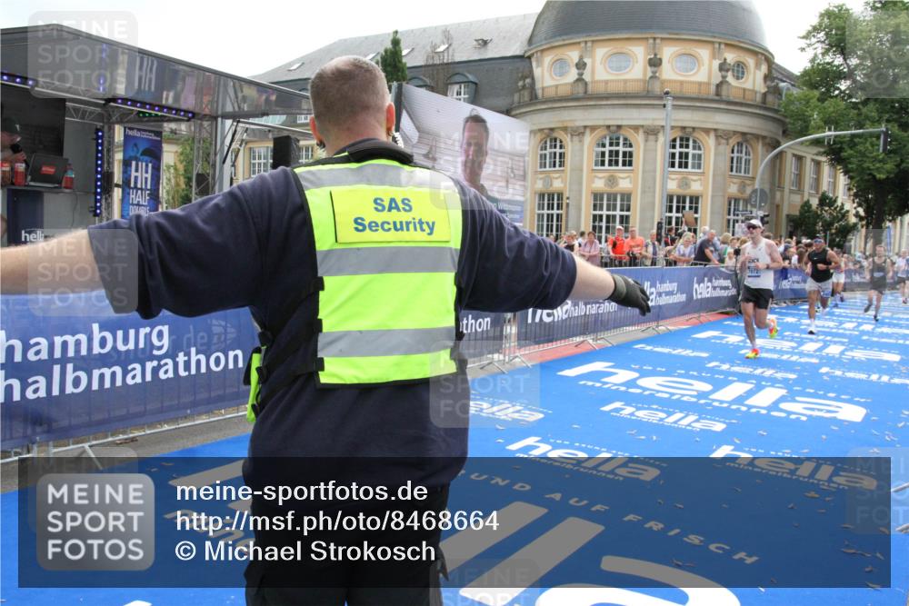 29.06.2025 - hella hamburg halbmarathon Michael Strokosch http://msf.ph/oto/8468664 29.06.2025 10:35:06 Ziel 7972, 8901, 11559, 12044, 14069, 15391, 15902, 16177, 16963, 16964 meine-sportfotos.de