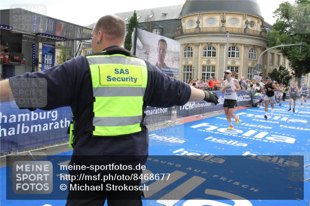 29.06.2025 - hella hamburg halbmarathon Michael Strokosch http://msf.ph/oto/8468677 29.06.2025 10:35:07 Ziel 7972, 8901, 11559, 12044, 14069, 15391, 16963, 16964 meine-sportfotos.de
