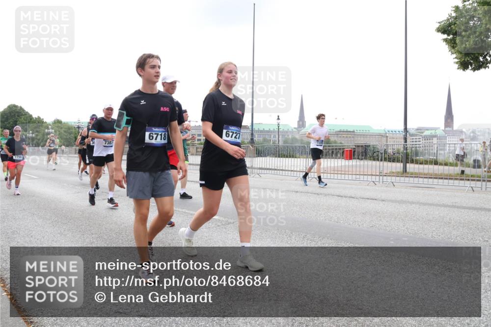 29.06.2025 - hella hamburg halbmarathon Lena Gebhardt http://msf.ph/oto/8468684 29.06.2025 10:32:47 Lombardsbrücke 7750, 7387, 6718, 6727, 1078, 1199, 1237, 1640, 1732, 2059, 2276, 2959, 3365, 3391, 3422, 3653, 3660, 3670, 3708, 3753, 4030, 4096, 4446, 4555, 4857, 5110, 5783, 5871, 5941, 6040, 6228, 6312, 6315, 6861, 7308, 7309, 7387, 7468, 7531, 7633, 7702, 7749, 7750, 7982, 8124, 8127, 8170, 8303, 8625, 8787, 8839, 8840, 8914, 8993, 9010, 9034, 9143, 9188, 9471, 9542, 9768, 10002, 10013, 10048, 10277, 11260, 11756, 12423, 12424, 14305, 14743 meine-sportfotos.de