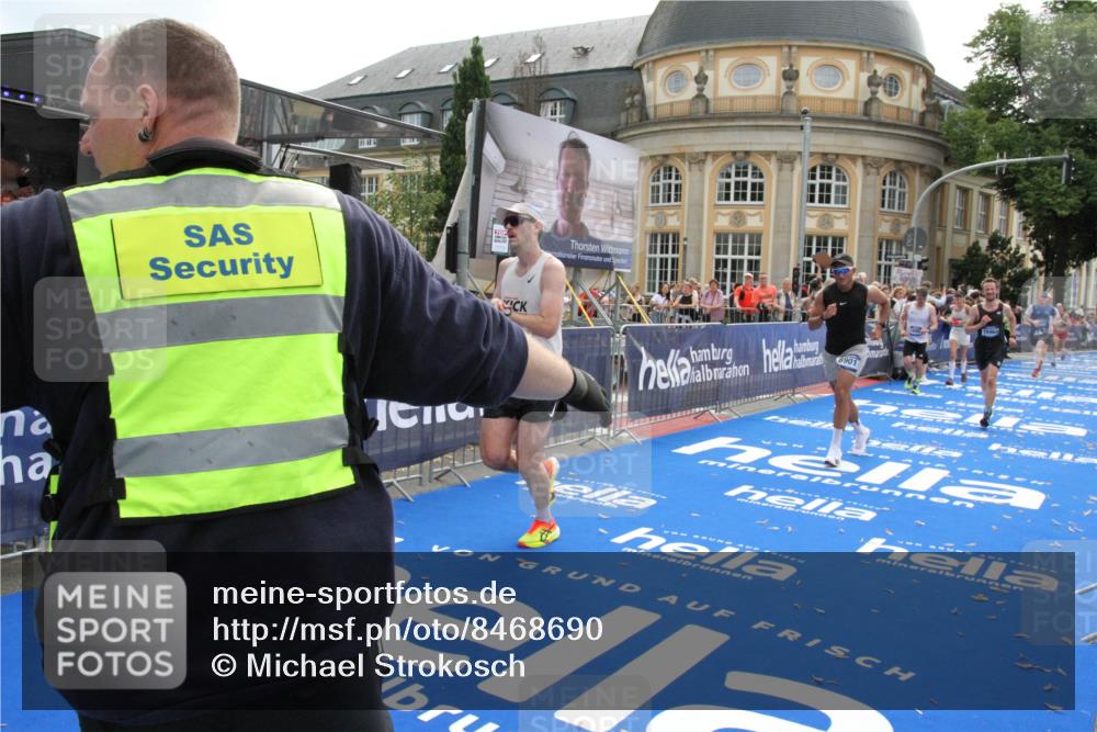 29.06.2025 - hella hamburg halbmarathon Michael Strokosch http://msf.ph/oto/8468690 29.06.2025 10:35:08 Ziel 7628, 7972, 8901, 11559, 14069, 16963, 16964, 17022 meine-sportfotos.de