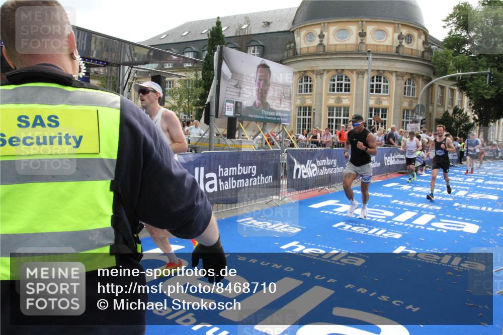 29.06.2025 - hella hamburg halbmarathon Michael Strokosch http://msf.ph/oto/8468710 29.06.2025 10:35:09 Ziel 7628, 7972, 8901, 11559, 14069, 16963, 16964, 17022 meine-sportfotos.de