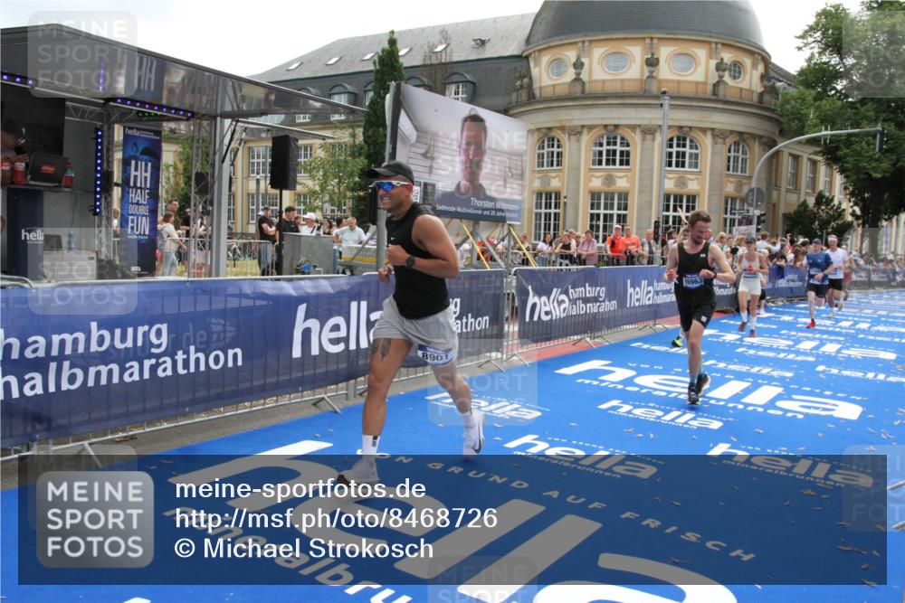 29.06.2025 - hella hamburg halbmarathon Michael Strokosch http://msf.ph/oto/8468726 29.06.2025 10:35:10 Ziel 4740, 7628, 7972, 8901, 11559, 14069, 16963, 16964, 17022 meine-sportfotos.de