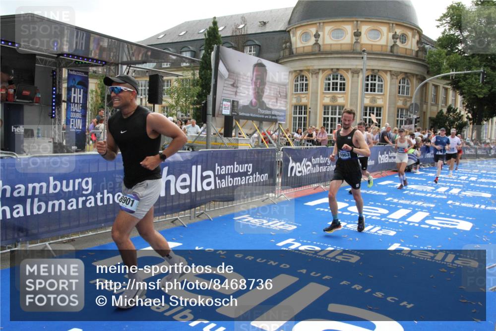 29.06.2025 - hella hamburg halbmarathon Michael Strokosch http://msf.ph/oto/8468736 29.06.2025 10:35:10 Ziel 4740, 7628, 7972, 8901, 11559, 14069, 16963, 16964, 17022 meine-sportfotos.de