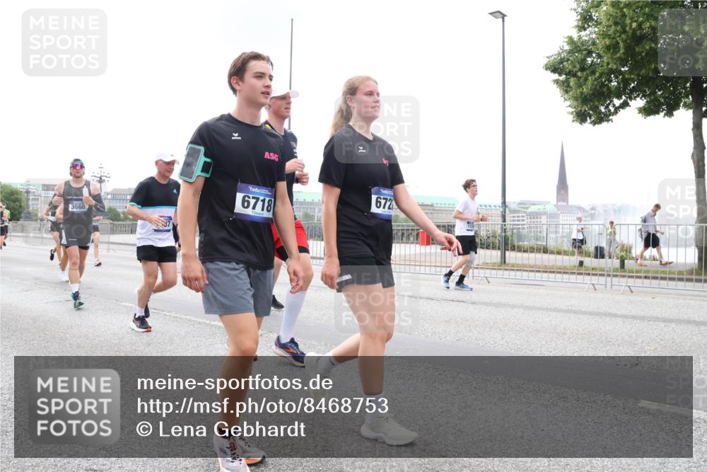29.06.2025 - hella hamburg halbmarathon Lena Gebhardt http://msf.ph/oto/8468753 29.06.2025 10:32:47 Lombardsbrücke 3660, 6718, 672, 1078, 1199, 1237, 1640, 1732, 2059, 2276, 2959, 3365, 3391, 3422, 3653, 3660, 3670, 3708, 3753, 4030, 4096, 4446, 4555, 4857, 5110, 5783, 5871, 5941, 6040, 6228, 6312, 6315, 6861, 7308, 7309, 7387, 7468, 7531, 7633, 7702, 7749, 7750, 7982, 8124, 8127, 8170, 8303, 8625, 8787, 8839, 8840, 8914, 8993, 9010, 9034, 9143, 9188, 9471, 9542, 9768, 10002, 10013, 10048, 10277, 11260, 11756, 12423, 12424, 14305, 14743 meine-sportfotos.de