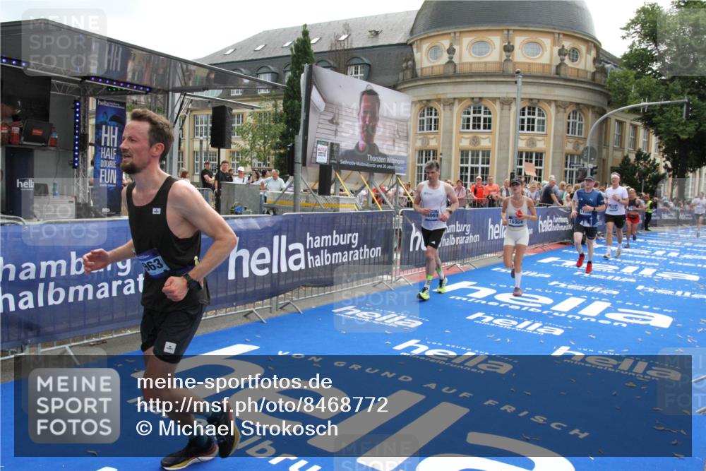 29.06.2025 - hella hamburg halbmarathon Michael Strokosch http://msf.ph/oto/8468772 29.06.2025 10:35:11 Ziel 4740, 7628, 7972, 8901, 11559, 14069, 16963, 16964, 17022 meine-sportfotos.de