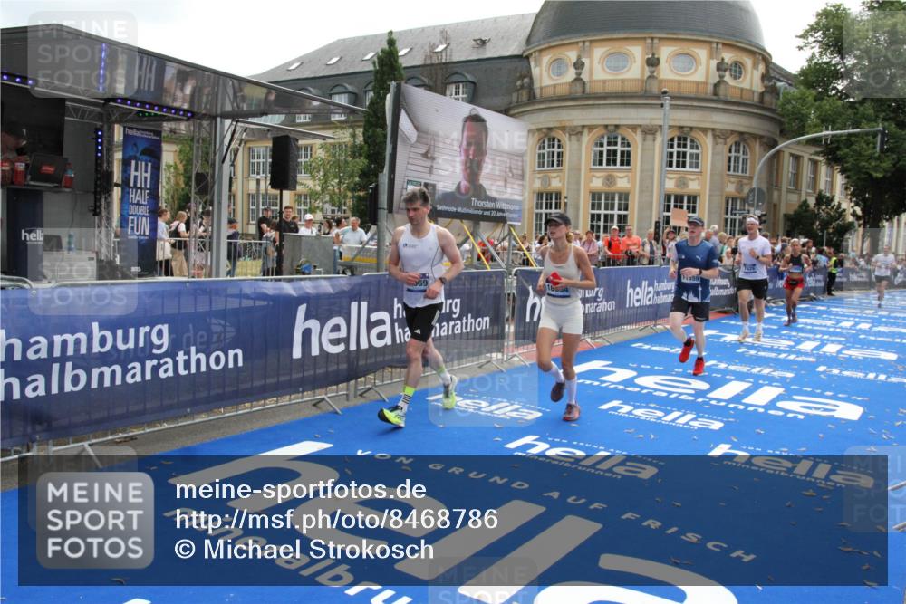 29.06.2025 - hella hamburg halbmarathon Michael Strokosch http://msf.ph/oto/8468786 29.06.2025 10:35:12 Ziel 4740, 7628, 8901, 11559, 14069, 15415, 16963, 16964, 17022 meine-sportfotos.de