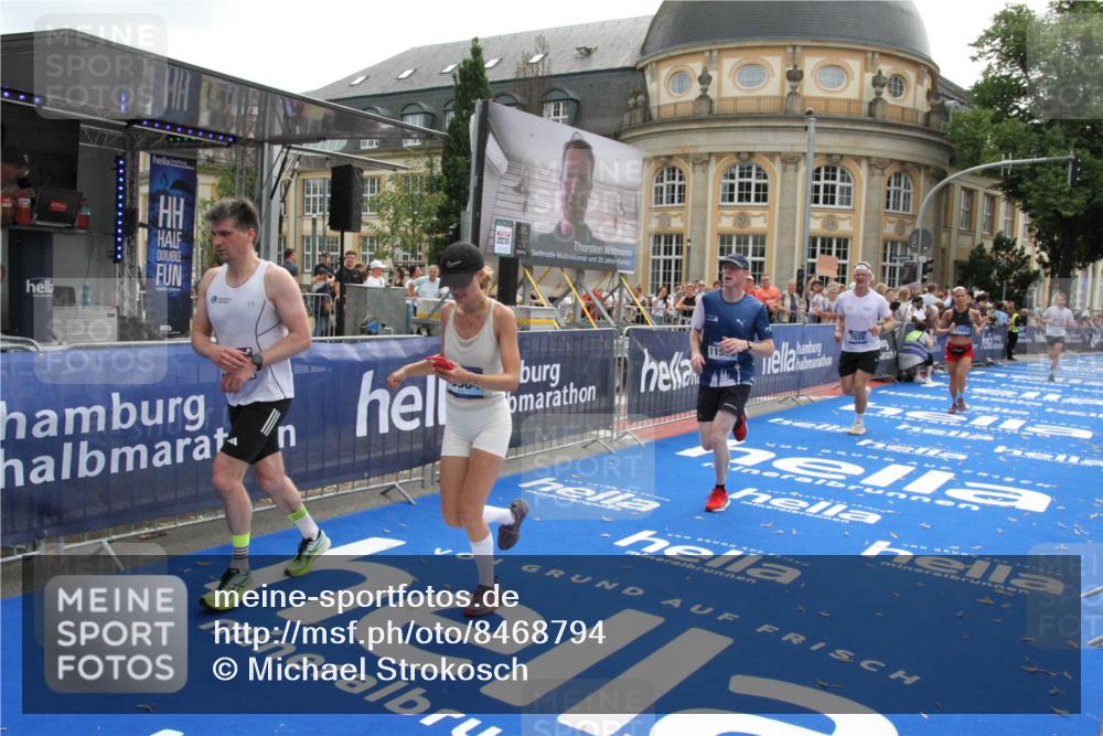 29.06.2025 - hella hamburg halbmarathon Michael Strokosch http://msf.ph/oto/8468794 29.06.2025 10:35:12 Ziel 4740, 7628, 8901, 11559, 14069, 15415, 16963, 16964, 17022 meine-sportfotos.de