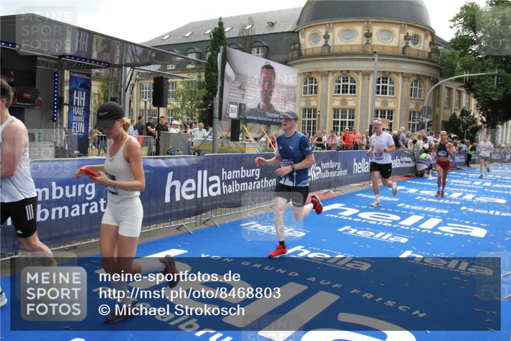 29.06.2025 - hella hamburg halbmarathon Michael Strokosch http://msf.ph/oto/8468803 29.06.2025 10:35:13 Ziel 4740, 7628, 11559, 14069, 15415, 16963, 16964, 17022 meine-sportfotos.de