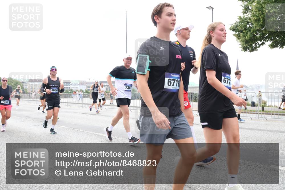 29.06.2025 - hella hamburg halbmarathon Lena Gebhardt http://msf.ph/oto/8468823 29.06.2025 10:32:48 Lombardsbrücke 7750, 3660, 3753, 7387, 6718, 672, 1078, 1199, 1237, 1640, 1732, 2059, 2276, 2959, 3365, 3391, 3422, 3653, 3660, 3670, 3708, 3753, 4030, 4096, 4446, 4555, 4650, 4857, 5110, 5783, 5871, 5941, 6040, 6228, 6312, 6315, 6861, 7308, 7309, 7387, 7468, 7531, 7633, 7702, 7749, 7750, 7982, 8127, 8170, 8303, 8625, 8839, 8840, 8914, 8993, 9010, 9034, 9143, 9188, 9471, 9542, 9768, 10002, 10013, 10048, 10277, 11260, 11756, 12423, 12424, 14305, 14743, 15951 meine-sportfotos.de