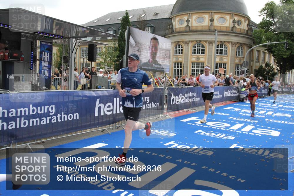 29.06.2025 - hella hamburg halbmarathon Michael Strokosch http://msf.ph/oto/8468836 29.06.2025 10:35:13 Ziel 4740, 7628, 11559, 14069, 15415, 16963, 16964, 17022 meine-sportfotos.de