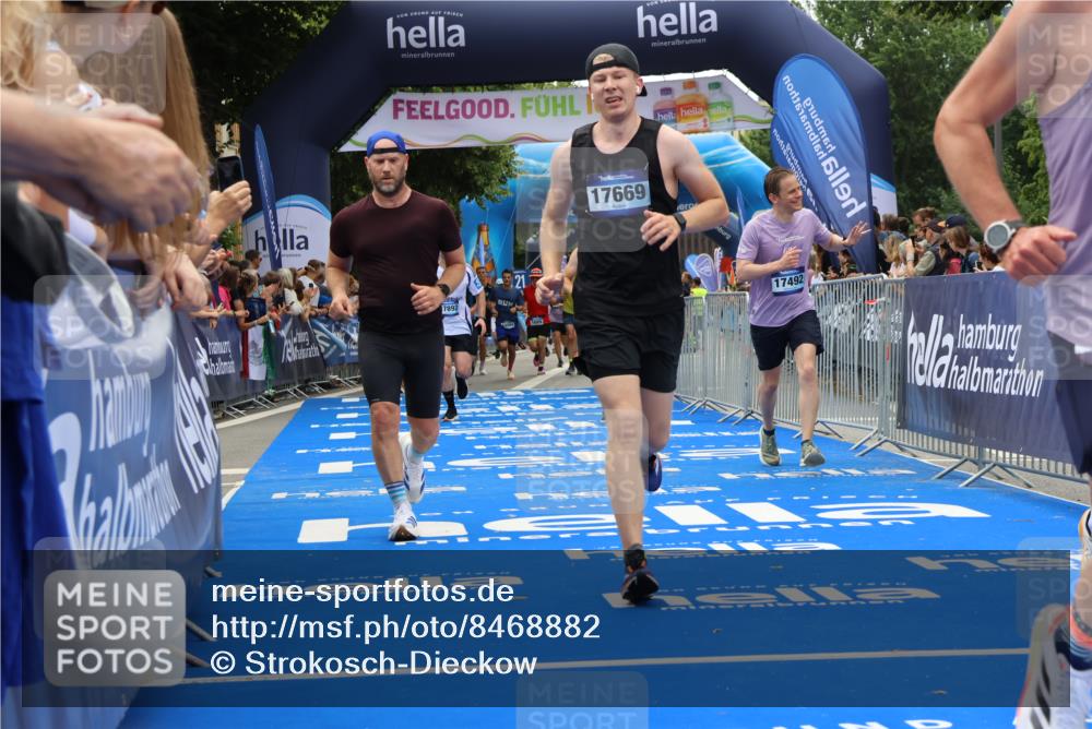 29.06.2025 - hella hamburg halbmarathon Strokosch-Dieckow http://msf.ph/oto/8468882 29.06.2025 10:46:48 Ziel 3976, 4091, 6630, 11858, 13940, 14385, 14541, 15900, 16175, 17172, 17353, 17492, 17669, 17743, 17865, 17892, 19105, 19128 meine-sportfotos.de