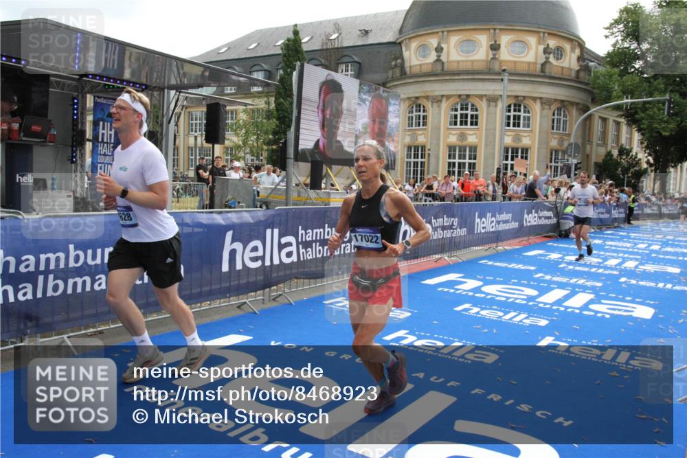 29.06.2025 - hella hamburg halbmarathon Michael Strokosch http://msf.ph/oto/8468923 29.06.2025 10:35:15 Ziel 4740, 7628, 7867, 11559, 12514, 15415, 17022 meine-sportfotos.de