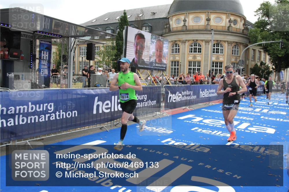 29.06.2025 - hella hamburg halbmarathon Michael Strokosch http://msf.ph/oto/8469133 29.06.2025 10:35:21 Ziel 4944, 7867, 10877, 11898, 12514, 13798, 14789, 15415, 15701, 15773 meine-sportfotos.de