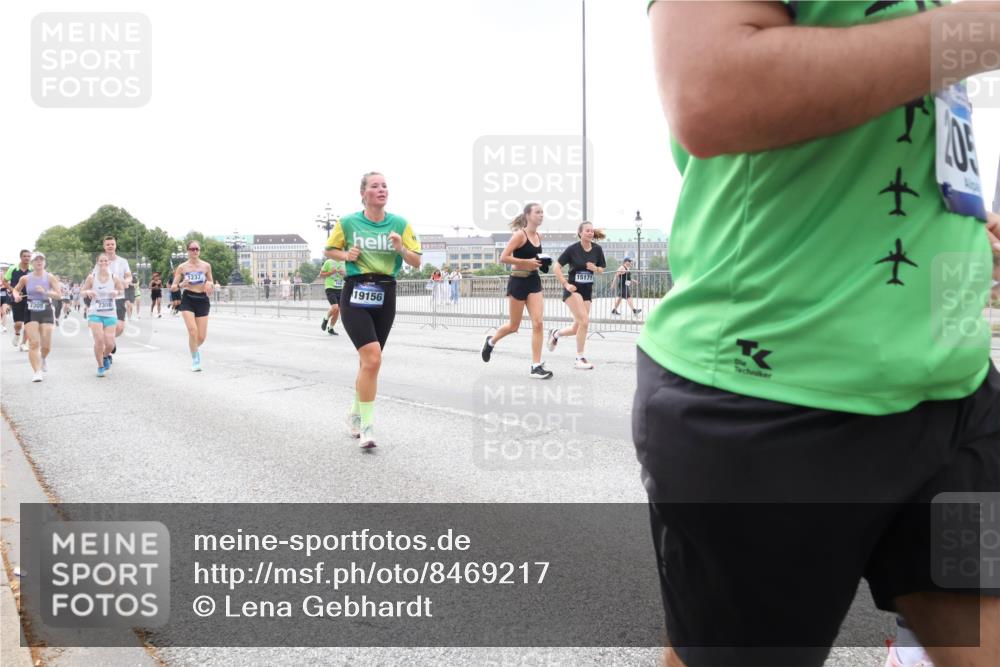 29.06.2025 - hella hamburg halbmarathon Lena Gebhardt http://msf.ph/oto/8469217 29.06.2025 10:32:50 Lombardsbrücke 7309, 1237, 19156, 15171, 1078, 1199, 1237, 1324, 1640, 1732, 2059, 2276, 2959, 3365, 3391, 3422, 3653, 3660, 3670, 3708, 3753, 3871, 4030, 4096, 4446, 4555, 4650, 4857, 5110, 5581, 5783, 5871, 5941, 6040, 6228, 6312, 6315, 6861, 7308, 7309, 7387, 7468, 7531, 7633, 7702, 7749, 7750, 7982, 8127, 8170, 8303, 8625, 8839, 8840, 8993, 9010, 9034, 9143, 9188, 9471, 9542, 9768, 10002, 10013, 10048, 10277, 11260, 11756, 12423, 12424, 14305, 14743, 15951 meine-sportfotos.de