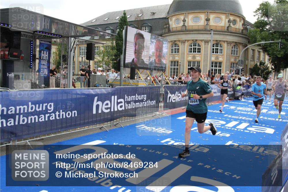 29.06.2025 - hella hamburg halbmarathon Michael Strokosch http://msf.ph/oto/8469284 29.06.2025 10:35:26 Ziel 4944, 10877, 11898, 13798, 14789, 15390, 15701, 15773, 15931, 15959 meine-sportfotos.de