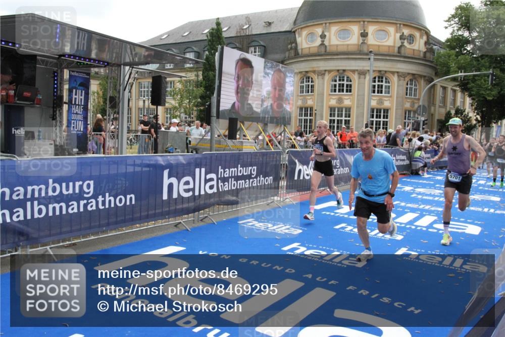 29.06.2025 - hella hamburg halbmarathon Michael Strokosch http://msf.ph/oto/8469295 29.06.2025 10:35:27 Ziel 1889, 4050, 4944, 10771, 10877, 11898, 14789, 15390, 15701, 15931, 15959, 16811 meine-sportfotos.de