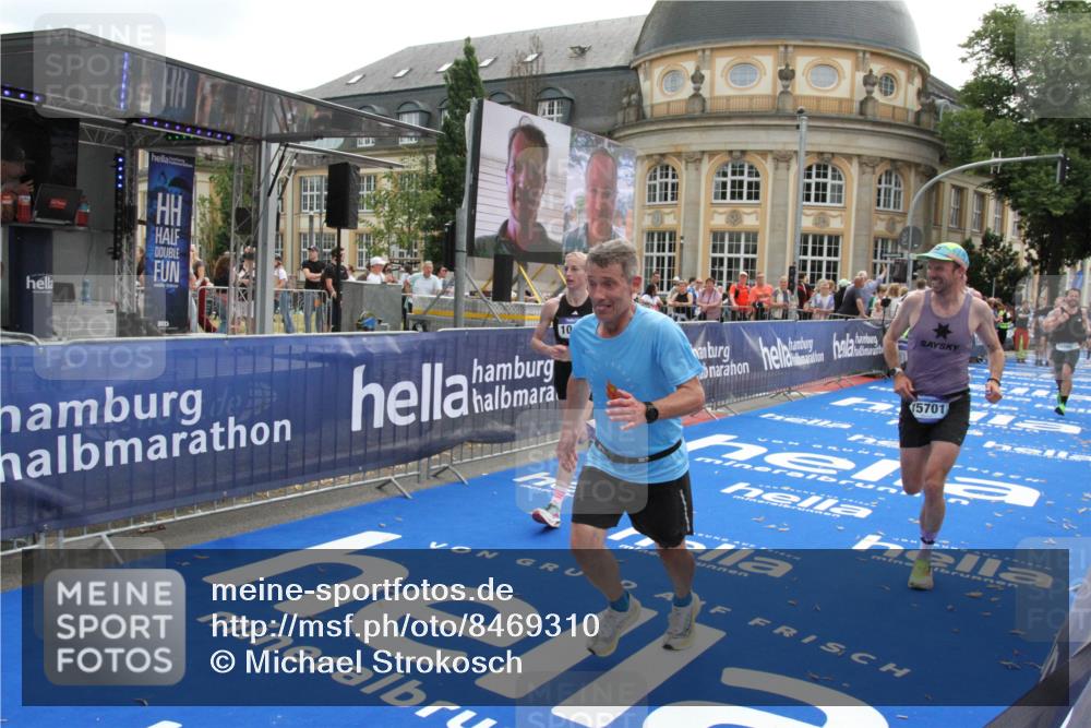 29.06.2025 - hella hamburg halbmarathon Michael Strokosch http://msf.ph/oto/8469310 29.06.2025 10:35:28 Ziel 1889, 4050, 4944, 10771, 10877, 11898, 15390, 15701, 15931, 15959, 16811, 19022 meine-sportfotos.de