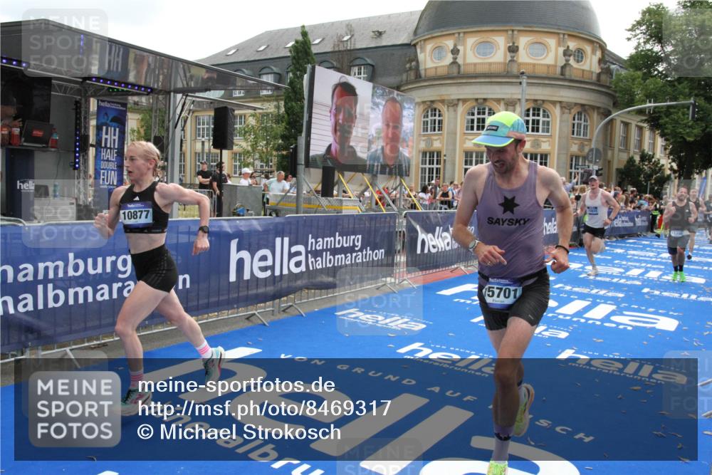 29.06.2025 - hella hamburg halbmarathon Michael Strokosch http://msf.ph/oto/8469317 29.06.2025 10:35:28 Ziel 1889, 4050, 4944, 10771, 10877, 11898, 15390, 15701, 15931, 15959, 16811, 19022 meine-sportfotos.de