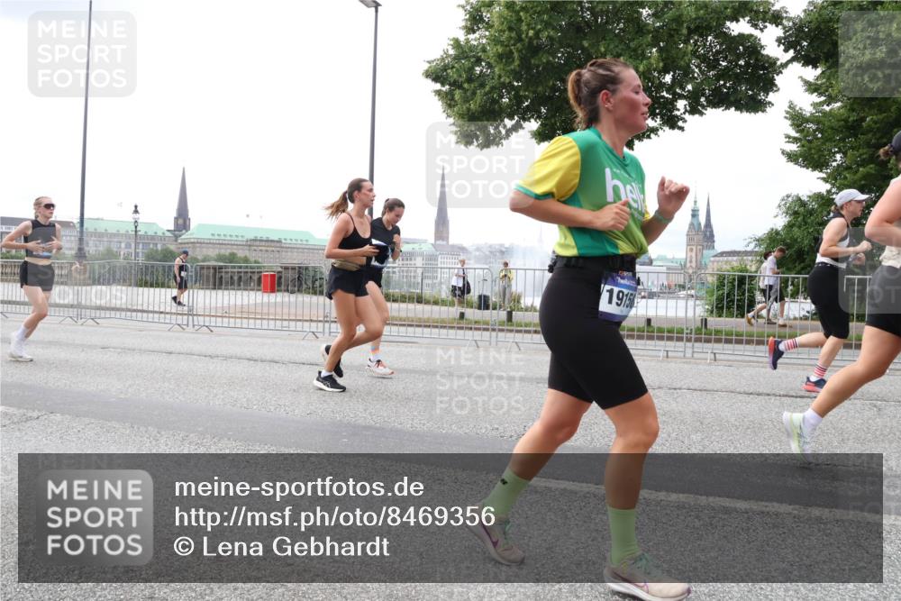 29.06.2025 - hella hamburg halbmarathon Lena Gebhardt http://msf.ph/oto/8469356 29.06.2025 10:32:51 Lombardsbrücke 19156, 1078, 1199, 1237, 1324, 1640, 1732, 2059, 2276, 2959, 3365, 3391, 3422, 3653, 3660, 3670, 3708, 3753, 3871, 4030, 4096, 4446, 4555, 4650, 4857, 5110, 5581, 5783, 5871, 5917, 5941, 6040, 6228, 6312, 6315, 6861, 7308, 7309, 7387, 7468, 7531, 7633, 7702, 7749, 7750, 7982, 8170, 8303, 8625, 8839, 8840, 8993, 9010, 9034, 9143, 9188, 9471, 9542, 9768, 10002, 10013, 10048, 10277, 11260, 11756, 12039, 12423, 12424, 14305, 14743, 15951 meine-sportfotos.de