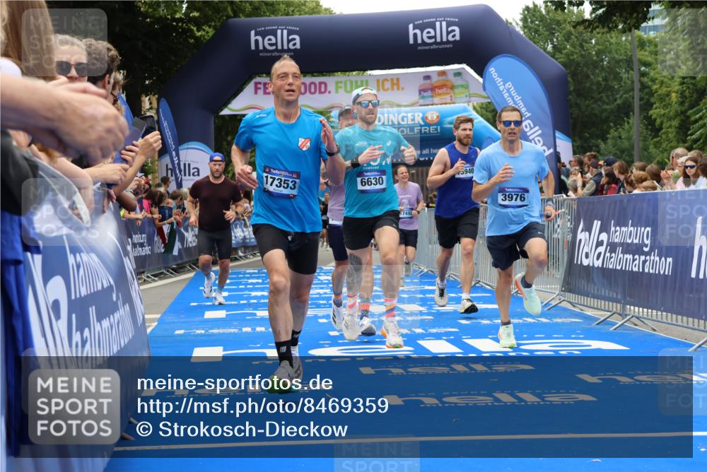 29.06.2025 - hella hamburg halbmarathon Strokosch-Dieckow http://msf.ph/oto/8469359 29.06.2025 10:46:46 Ziel 1942, 3976, 4091, 6630, 11858, 13940, 14541, 15900, 16175, 17172, 17353, 17492, 17669, 17743, 17865, 17892, 19105, 19128 meine-sportfotos.de