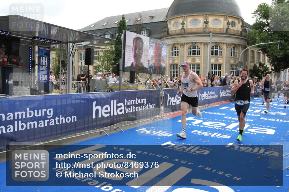 29.06.2025 - hella hamburg halbmarathon Michael Strokosch http://msf.ph/oto/8469376 29.06.2025 10:35:30 Ziel 1344, 1889, 4050, 10771, 10877, 11898, 15390, 15701, 15931, 15959, 16811, 19022 meine-sportfotos.de