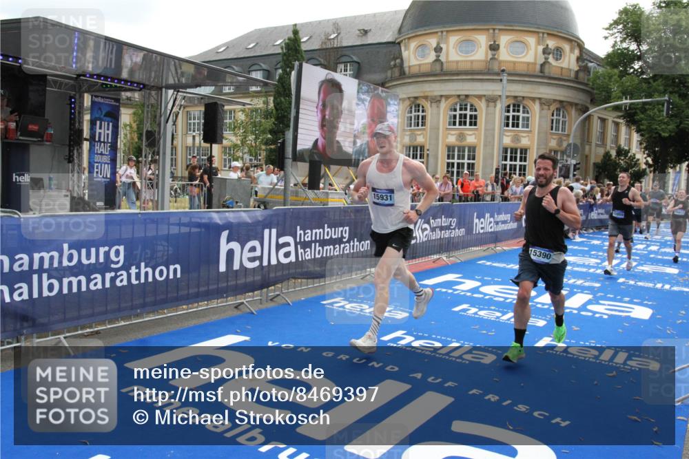 29.06.2025 - hella hamburg halbmarathon Michael Strokosch http://msf.ph/oto/8469397 29.06.2025 10:35:30 Ziel 1344, 1889, 4050, 10771, 10877, 11898, 15390, 15701, 15931, 15959, 16811, 19022 meine-sportfotos.de