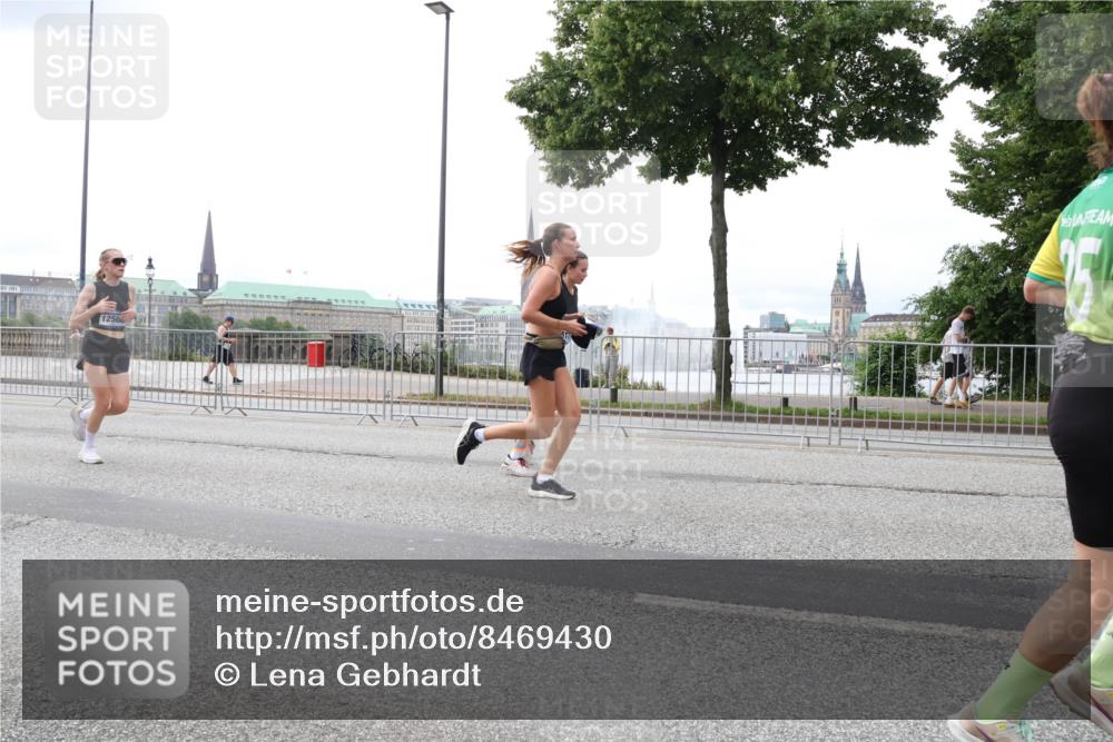 29.06.2025 - hella hamburg halbmarathon Lena Gebhardt http://msf.ph/oto/8469430 29.06.2025 10:32:52 Lombardsbrücke 1250, 5, 1078, 1199, 1237, 1324, 1640, 1732, 2059, 2276, 2959, 3391, 3422, 3653, 3660, 3670, 3708, 3753, 3871, 4030, 4096, 4446, 4555, 4650, 4857, 5110, 5581, 5783, 5871, 5917, 5941, 6040, 6228, 6312, 6315, 6861, 7308, 7309, 7387, 7468, 7531, 7633, 7702, 7749, 7750, 7982, 8170, 8303, 8625, 8839, 8840, 8993, 9010, 9034, 9143, 9188, 9471, 9542, 9768, 10002, 10013, 10048, 10277, 11260, 11756, 12039, 12423, 12424, 14305, 14743, 15951 meine-sportfotos.de